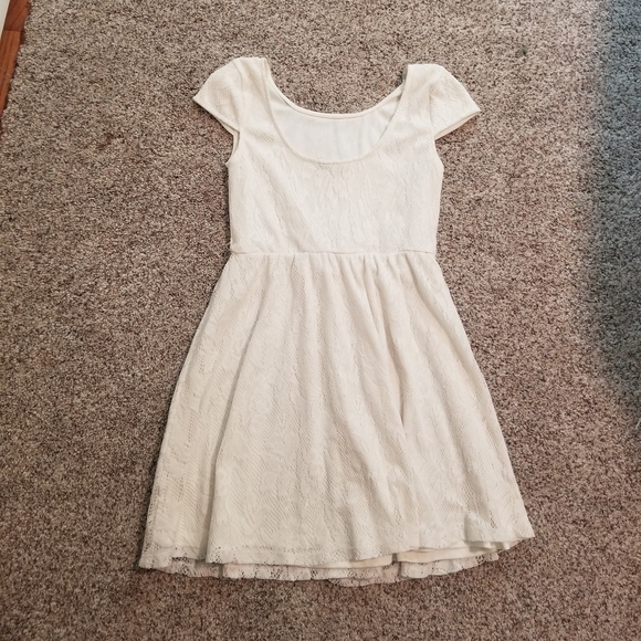 Lace skater dress with cap sleeves - Picture 4 of 5